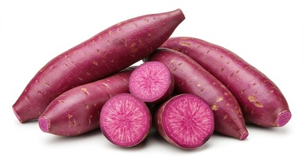 深紅のさつまいも、瑞々しく輝く断面、美しい色彩対比