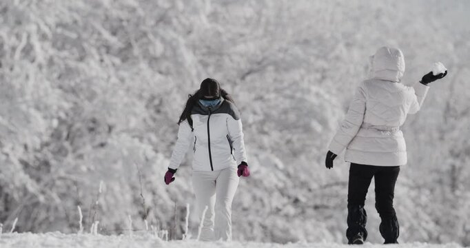 Giocare sulla neve al freddo