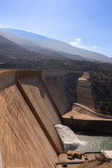 Hydroelectric dam with open spillway