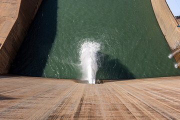 Hydroelectric dam with open spillway