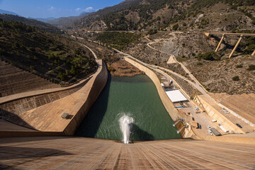 Hydroelectric dam with open spillway