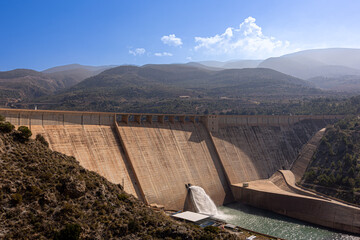 Hydroelectric dam with open spillway