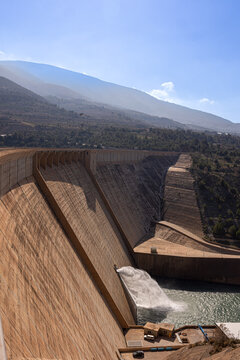 Hydroelectric dam with open spillway