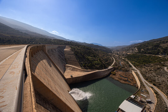 Hydroelectric dam with open spillway