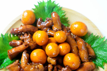 木製プレートに鶏モツ煮込み料理を盛り付け