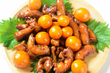 木製プレートに鶏モツ煮込み料理を盛り付け