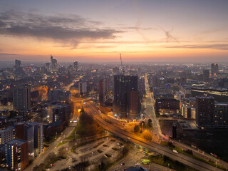 Obraz premium Aerial View of Leeds City Centre at Dawn with Illuminated Streets
