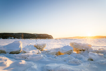 Arrangement de cabanes de pêche blanche sur le fjord du Saguenay.