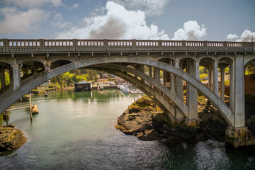 Obraz premium View of Oregon's smallest port, Depoe Bay with bridge and serene waters