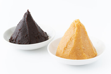 お皿に盛りつけた米味噌（白）と赤だし味噌