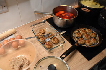 zupa, klopsy i ziemniaki
