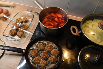 zupa, klopsy i ziemniaki