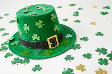 st patrick hat green retro derby clover plaque decoration traditional clothing white background