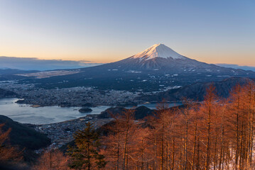 冬の新道峠から夜明けの富士山