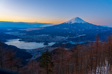 冬の新道峠から夜明けの富士山