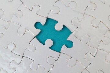 Fototapeta premium Incomplete white puzzles with blue backgrounds