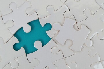 Fototapeta premium Incomplete white puzzles with blue backgrounds