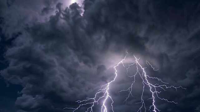 夜空を切り裂く衝撃の雷