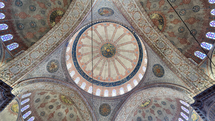 Naklejka premium Majestic view of intricate dome and mosaics in historical mosque
