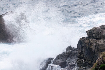 打ち寄せる白波。
式根島の美しい海際露天風呂、地鉈温泉。
60mの断崖絶壁を降りてたどり着くワイルドな野湯である。
90度の源泉が小川となって潮溜まりに注ぎ込む。
海水と温泉が混ざって適温になった場所を探して入るシステム。

東京都伊豆諸島式根島-2024
