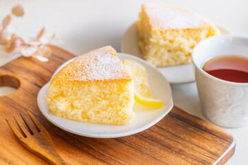 カットしたレモンヨーグルトケーキ