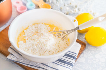 ヨーグルトケーキの生地の材料を混ぜる