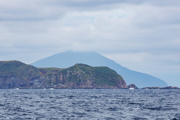 美しい式根島の港。
青い海と海岸線の向こうには、新島の白い崖と無人島の早島が見える。
式根島の野伏港に接岸する東海汽船さるびあ丸。
東京都伊豆諸島式根島-2024

