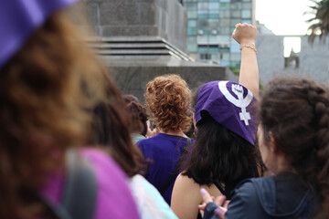 mulheres em marcha pelos direitos feministas em gesto de luta e resistencia