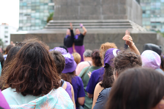 mulheres em marcha por direitos feministas em gesto de resistencia
