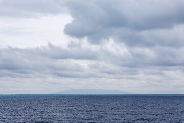 美しい式根島の港。
青い海と海岸線の向こうには、新島の白い崖と無人島の早島が見える。
式根島の野伏港に接岸する東海汽船さるびあ丸。
東京都伊豆諸島式根島-2024
