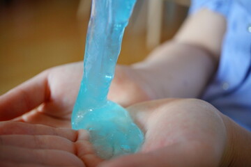 スライム作り。小学生の子供がスライムで遊んでいるところ。