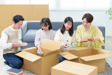 引越しの準備をする家族