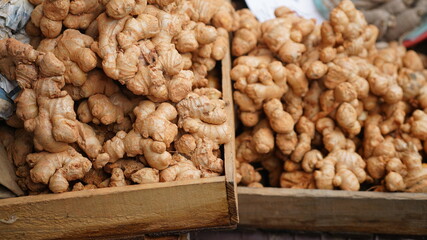 시장에 쌓여있는 생강