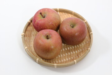 食欲をそそる、赤と黄色のりんごのコントラスト