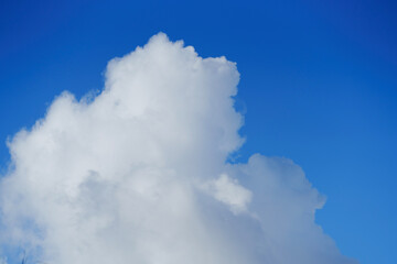 爽やかな青空と白い雲