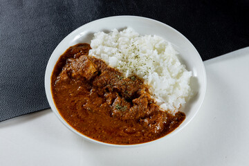 ネパールカレー　レトルトカレー　斜め俯瞰　Nepalese curry, instant curry, diagonal view