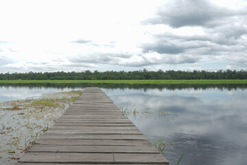 Obraz premium lakeside with wooden bridge for fishing