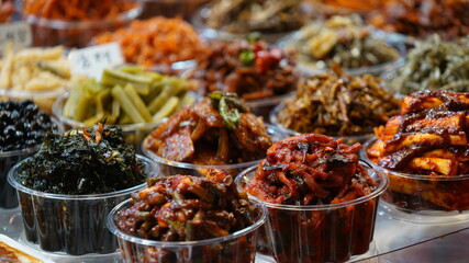 한국의 반찬 가게에서 파는 각종 반찬