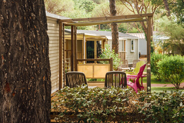 Bungalow dans un camping en été. Mobil home dans un espace de vacances. Logement de vacancier...