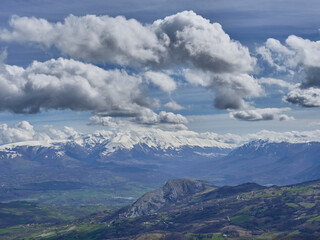 Naklejka premium Prime luci di primavera a Campo Imperatore - Gran Sasso, Abruzzo, L'Aquila