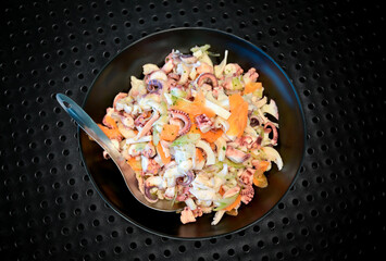 insata di mare fresca servita sul banco del ristorante