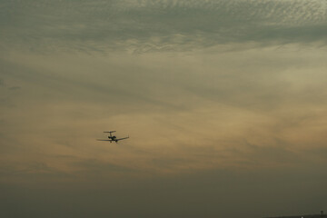 Flugzeug im Sonnenuntergang