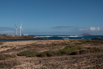 Caleta de Bristol con un pequeño salar. Molinos de energías eólicas. Costa norte de...