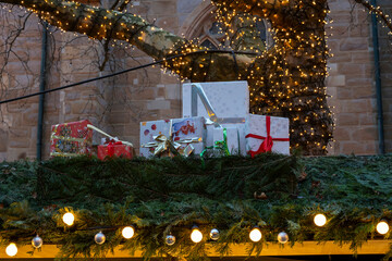Europa, Deutschland, Nordrhein-Westfalen, Dortmund, Weihnachtsmarkt, Weihnachtlich verpackte...