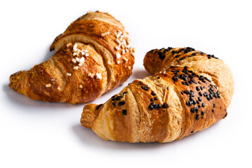 Brioches fresche isolate su fondo bianco, colazione europea 