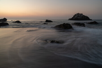 美しい海岸の朝
