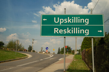 znak drogowy z kierunkami w lewo i w prawo z napisem Upskilling i Reskilling.
