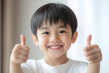 笑ってサムズアップをする子供（アジア人・男の子・元気）