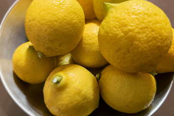 ボウルに盛られた新鮮なレモン