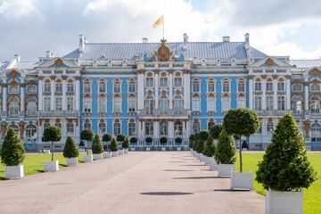 Majestic Catherine Palace showcases stunning architecture and manicured gardens in Russias historical landscape